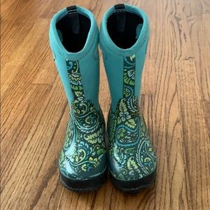 Little girls Bogs size 13